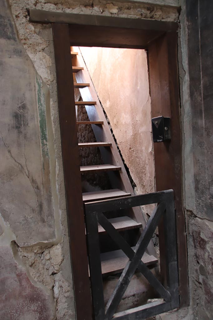 V.4.a Pompeii. October 2023.
Room ‘e’, doorway to stairs to upper floor in north-west corner of atrium. Photo courtesy of Klaus Heese.