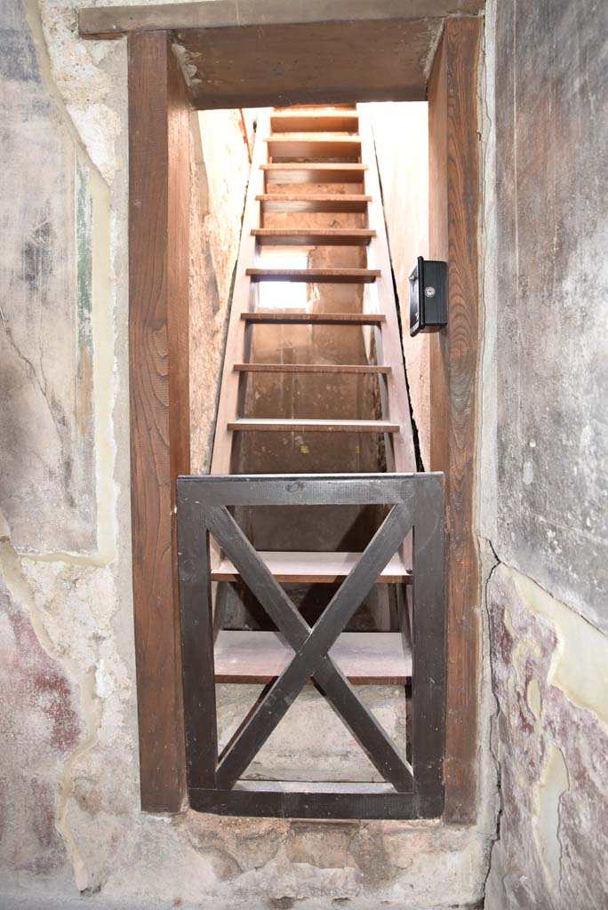 V.4.a Pompeii. March 2018.
Room ‘e’, room under stairs to upper floor, looking west in north-west corner of atrium.
Foto Annette Haug, ERC Grant 681269 DÉCOR