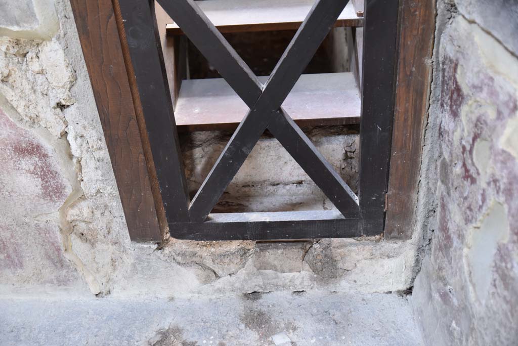 V.4.a Pompeii. March 2018. Room ‘e’, stairs to upper floor, looking west to doorway threshold at base of stairs.
Foto Annette Haug, ERC Grant 681269 DÉCOR.