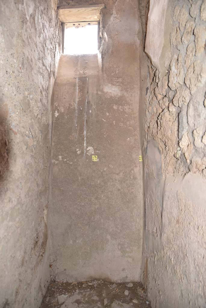 V.4.a Pompeii. March 2018.
Room ‘e’, room under stairs to upper floor, looking towards west wall with window overlooking roadway.
Foto Annette Haug, ERC Grant 681269 DÉCOR.