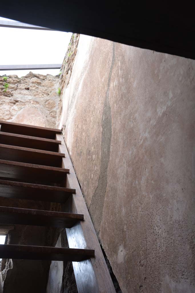 V.4.a Pompeii. March 2018.
Room ‘e’, stairs to upper floor, looking west towards north wall.
Foto Annette Haug, ERC Grant 681269 DÉCOR.