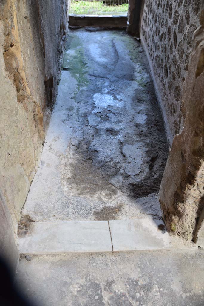 V.4.a Pompeii. March 2018. Room ‘k’, detail of doorway threshold and flooring in corridor.
Foto Annette Haug, ERC Grant 681269 DÉCOR