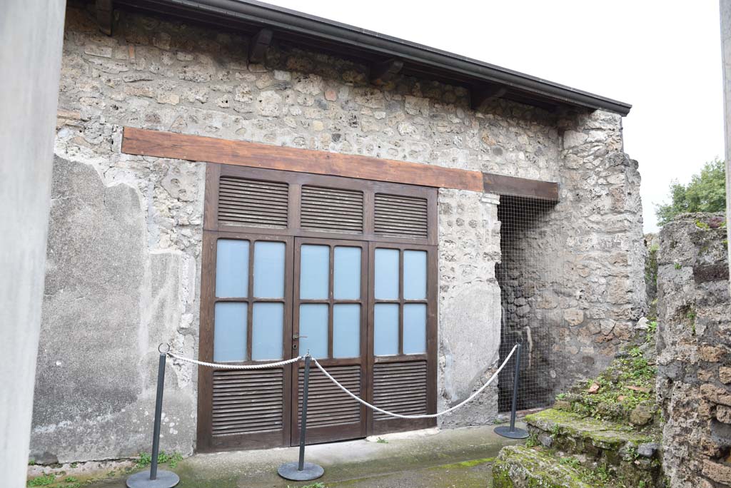 V.4.a Pompeii. March 2018.
Room ‘m’, looking west across small garden area towards doorways to tablinum and to corridor ‘k’, on right.
Foto Annette Haug, ERC Grant 681269 DÉCOR.