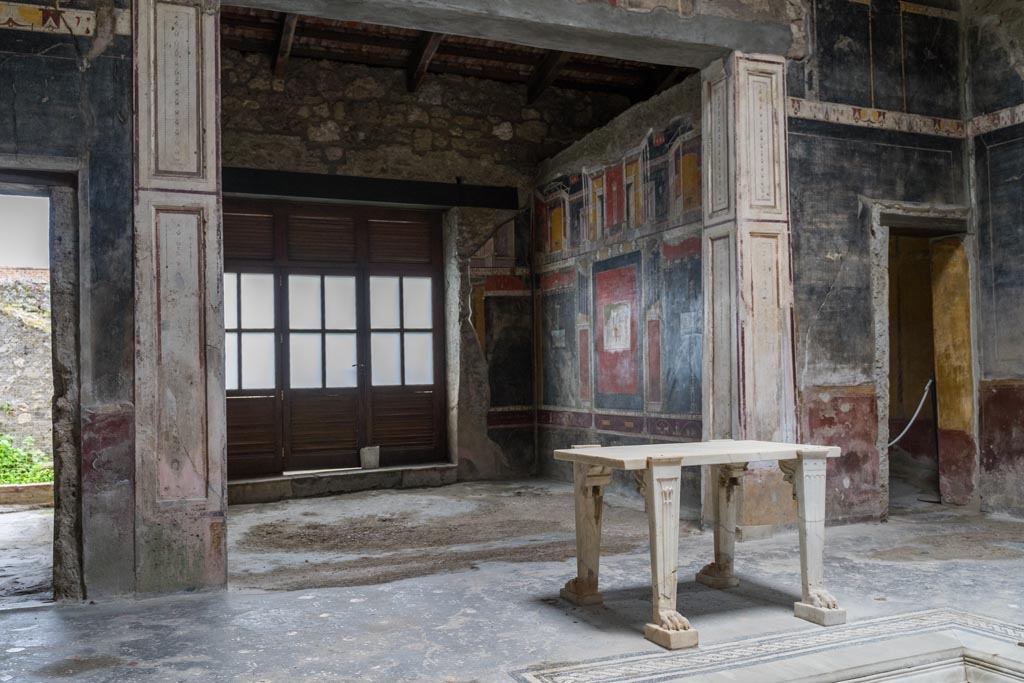 V.4.a Pompeii. March 2023. Tablinum ‘h’, looking east towards south wall in tablinum, from atrium.
Photo courtesy of Johannes Eber.