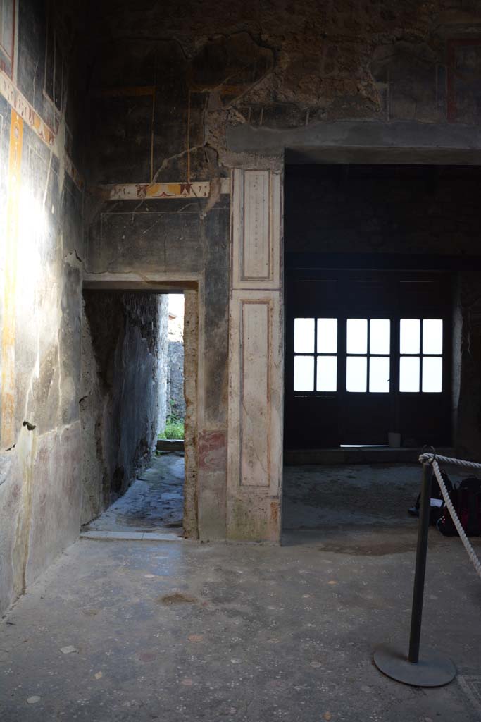 V.4.a Pompeii. March 2019.
Corridor ‘k’, on left, and tablinum ‘h’, on right, looking east across atrium ‘b’.
Foto Annette Haug, ERC Grant 681269 DÉCOR.