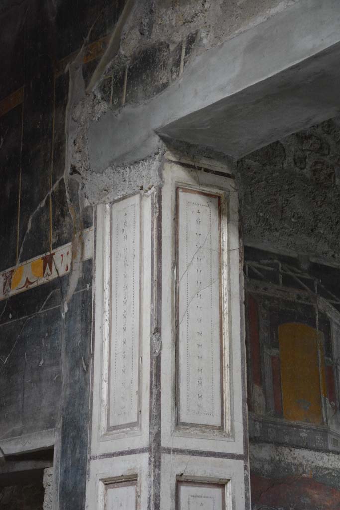V.4.a Pompeii. March 2018.
Upper painted pilaster on east wall in atrium ‘b’, centre left, and in tablinum ‘h’, at west end of north wall, centre right.
Foto Annette Haug, ERC Grant 681269 DÉCOR.