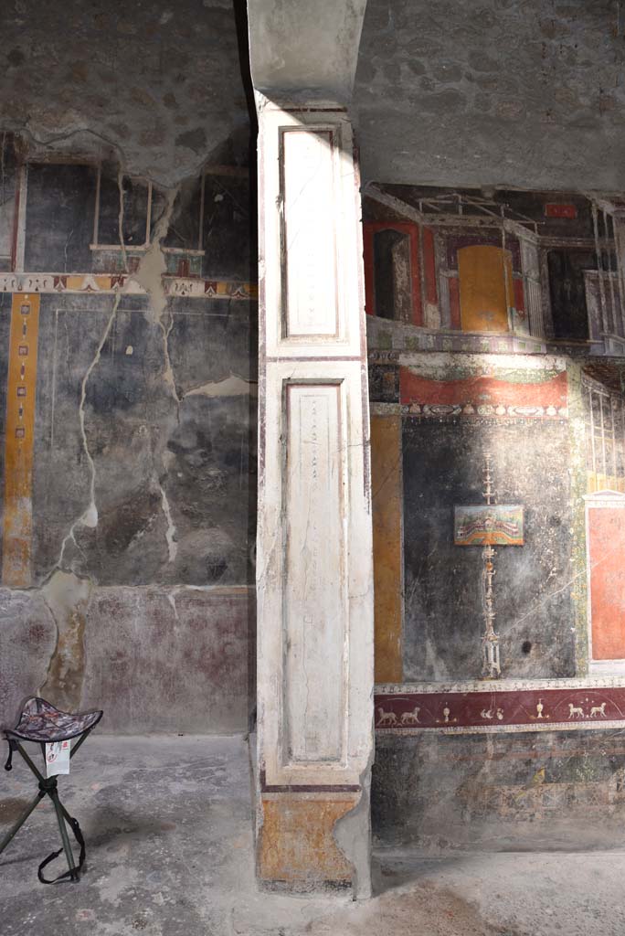V.4.a Pompeii. March 2018.
Room ‘h’, painted pilaster at west end of north wall of tablinum, on right.
On the left is the north wall of atrium ‘b’.
Foto Annette Haug, ERC Grant 681269 DÉCOR.