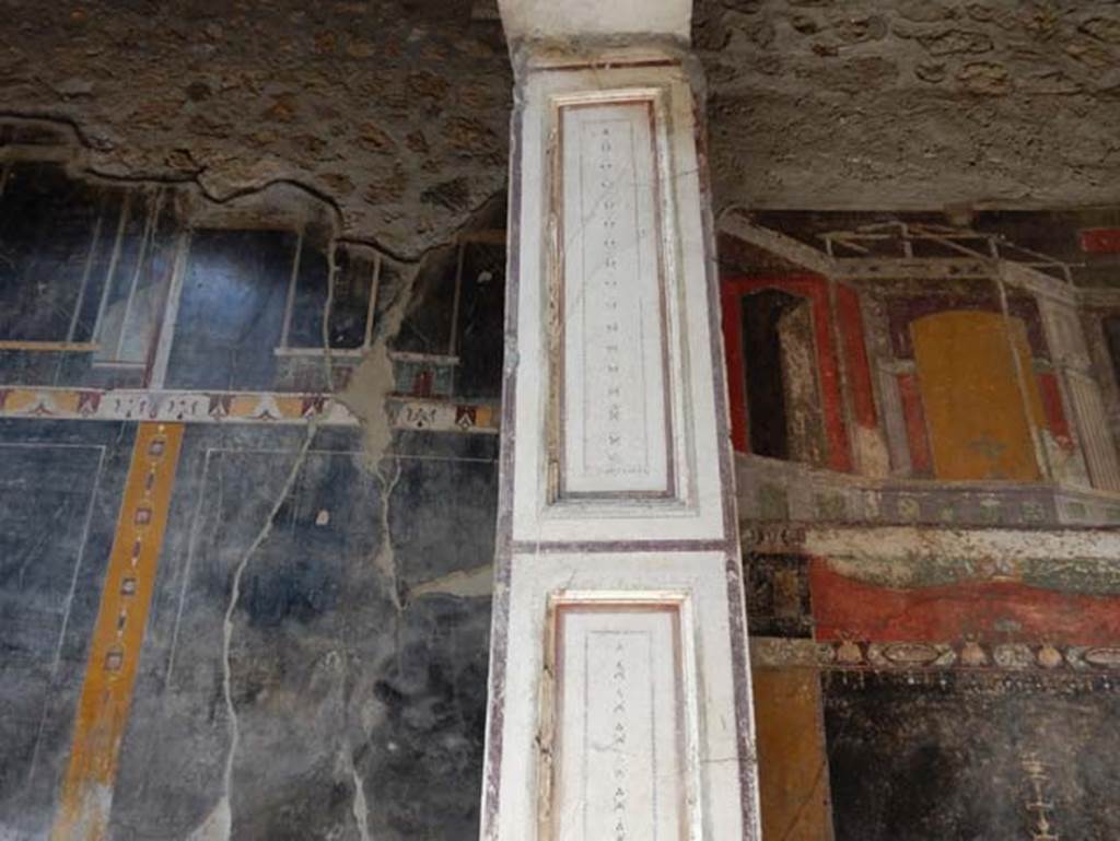 V.4.a Pompeii. May 2015. Decorative pilaster in north-west corner of tablinum.
Photo courtesy of Buzz Ferebee.