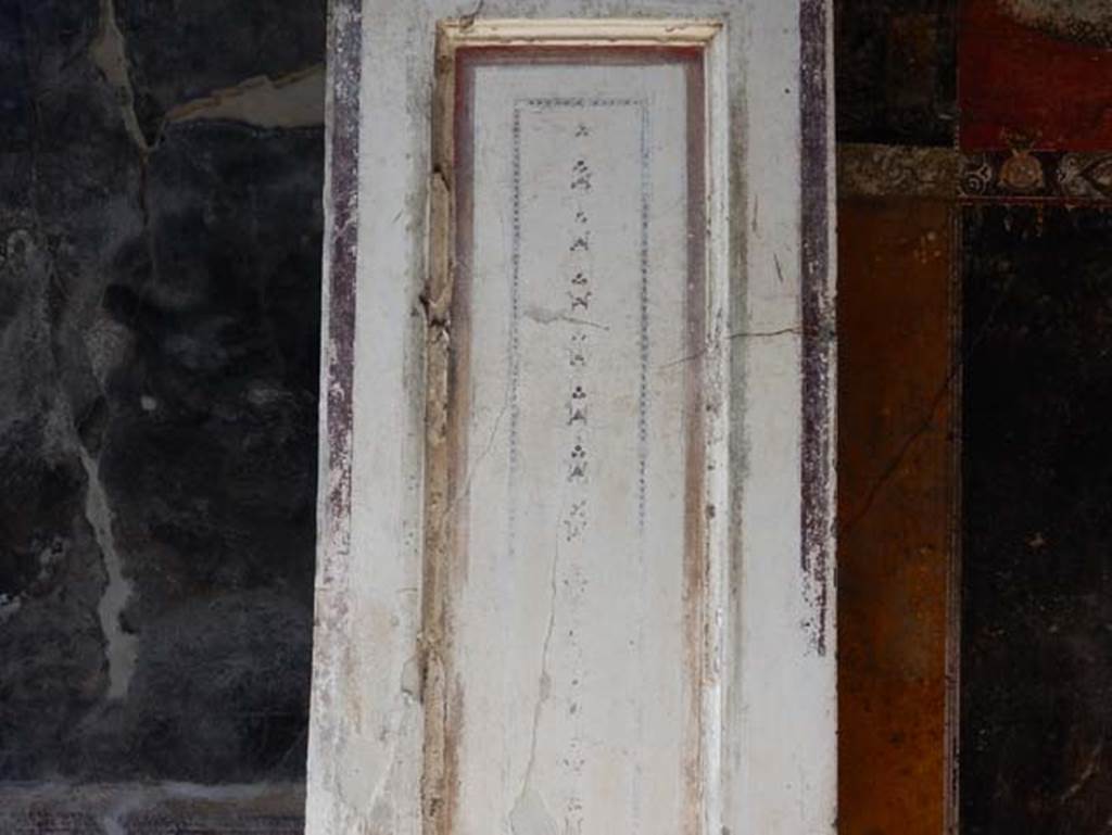 V.4.a Pompeii. May 2015. Detail of decorative pilaster in north-west corner of tablinum. Photo courtesy of Buzz Ferebee.