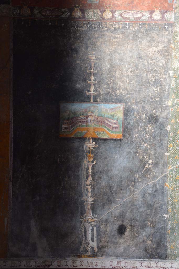 V.4.a Pompeii. March 2018.
Room ‘h’, black side panel at west end of north wall with painted panel.
Foto Annette Haug, ERC Grant 681269 DÉCOR.