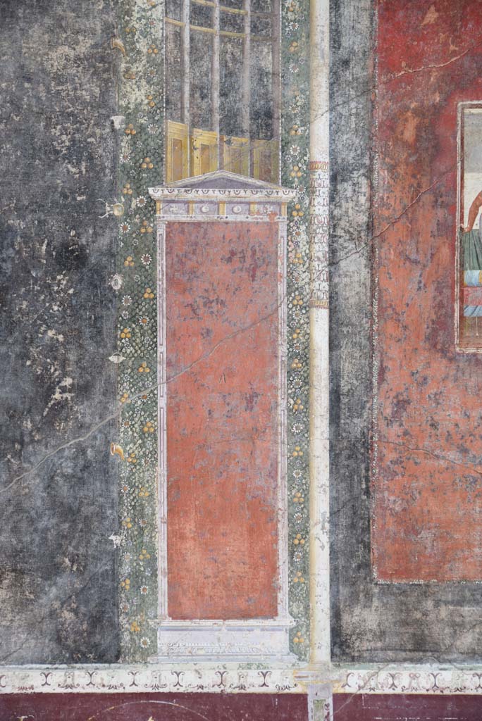 V.4.a Pompeii. March 2018.
Room ‘h’, painted panel separating black side panel on west side of central panel on north wall.
Foto Annette Haug, ERC Grant 681269 DÉCOR.
