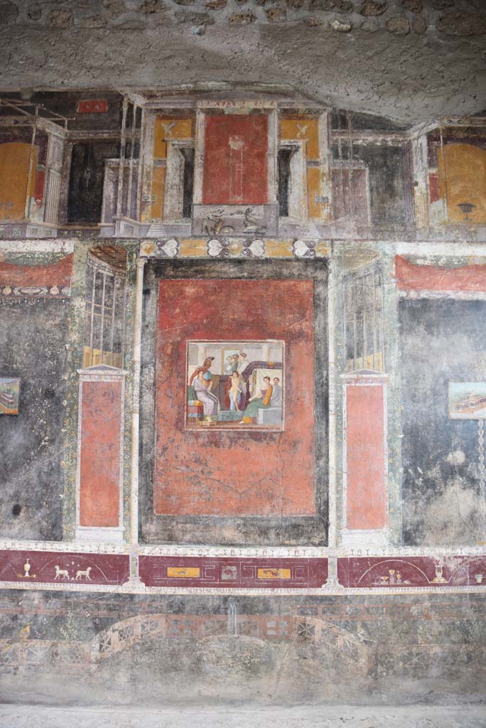 V.4.a Pompeii. March 2018.
Room ‘h’, central panel on north wall with two separating panels leading to black side panels.
Foto Annette Haug, ERC Grant 681269 DÉCOR.