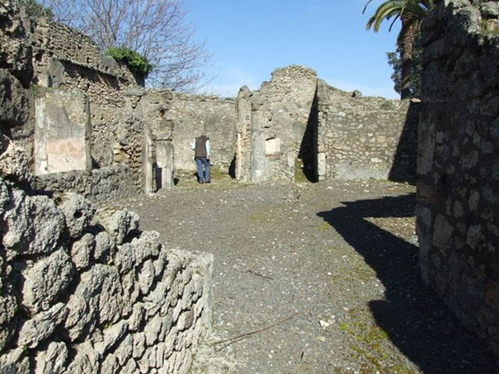V.4.b Pompeii. March 2009. Looking east across atrium.