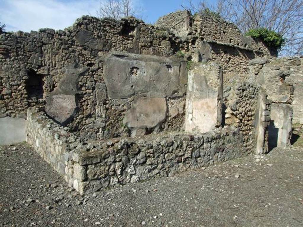 V.4.b Pompeii. March 2009. Exedra on north side of atrium.