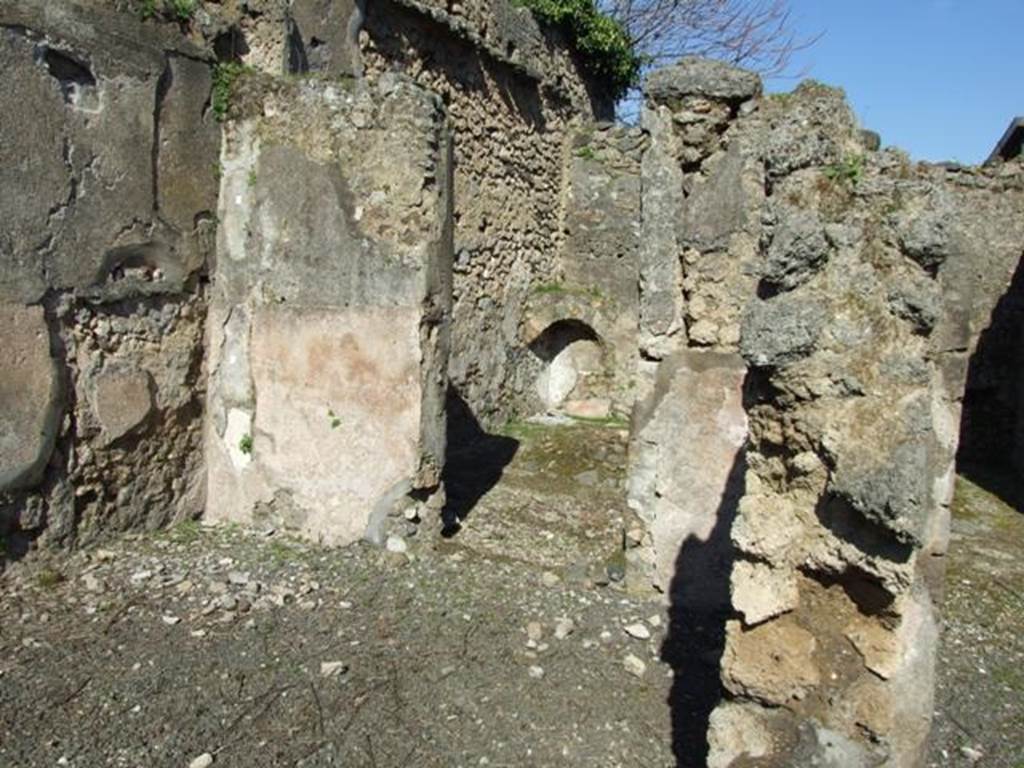 V.4.b Pompeii. March 2009. Doorway from Exedra to the small garden in the north east corner.