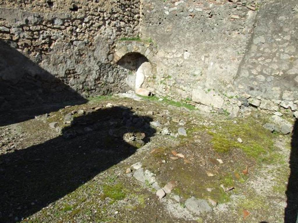 V.4.b Pompeii. March 2009. Triclinium in small garden, looking north-east.
According to Soprano –
11. Reg.V.Ins.4. Abitazione attigua a quella di Lucrezio Frontone.
Ubicazione: giardino. L. medius, m.300; l. imus e l. Summus, m.269; diametro della mensa, m.0.65.
Bibliog. “Not.Scavi”, 1901, p. 329; “Rom. Mitt” 1901, p.363.
Il triclinio, non addossato a muri, occupa tutta l’area del piccolo viridario, circondata da un portichetto.
I piani dei letti sono inclinati; i letti sono di eguale lunghezza.
La mensa era circolare. Essa e i letti non presentano tracce di intonaco. Il l. imus era fornita di fulcrum.
See Soprano, P. (1950). I triclini all’aperto di Pompei. (In Pompeiana, raccolta di studi per il secondo centenario degli scavi di Pompei. Napoli, Gaetano Macchiaroli, Editore, P. 299, no.11).