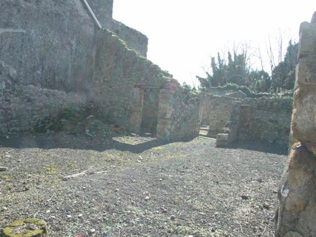 V.4.b Pompeii. March 2009. Looking west across atrium, towards front of house..