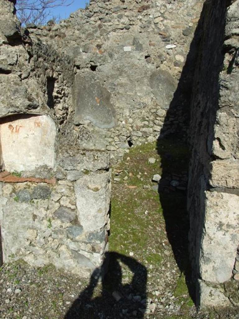 V.4.b Pompeii. March 2009. Doorway to Kitchen on east side of atrium.