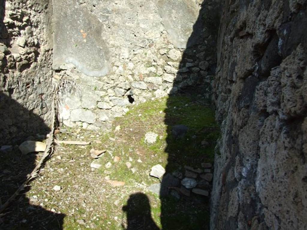 V.4.b Pompeii. March 2009. East wall of Kitchen.