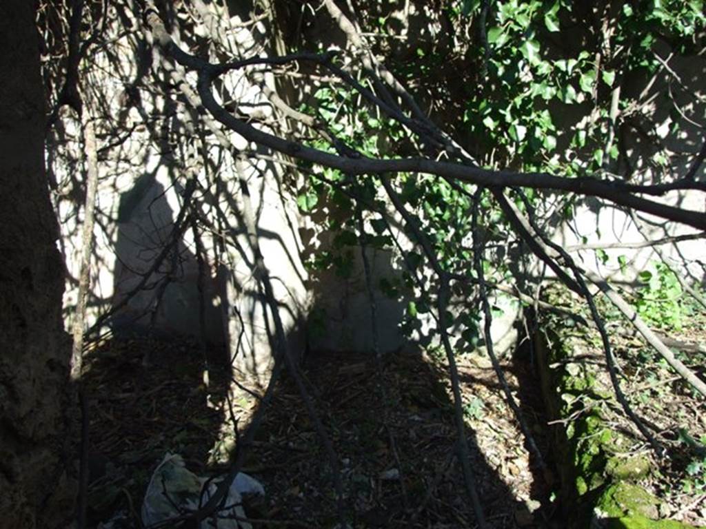 V.4.c Pompeii. March 2009. North ambulatory of garden K. leading to niche (e) in east wall. The north wall of the garden pluteus is right.