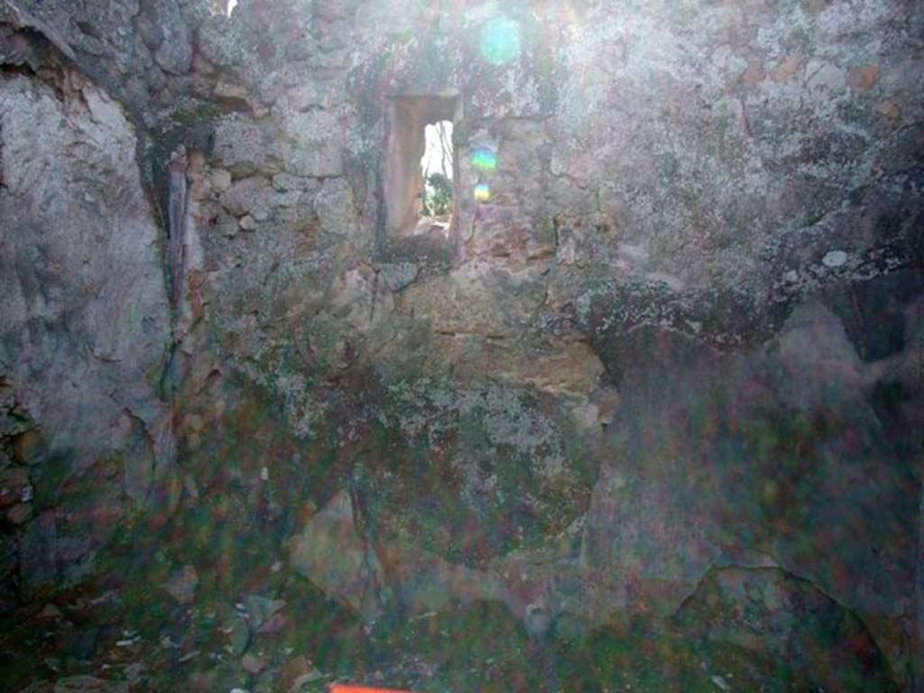 V.4.c Pompeii. March 2009. Room I, west wall of cubiculum, with small window onto Vicolo di M. L. Frontone.