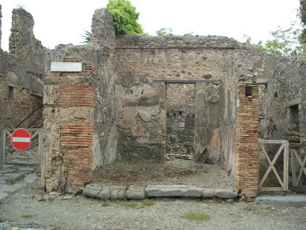 V.5.1 Pompeii. May 2005. Looking north to entrance.