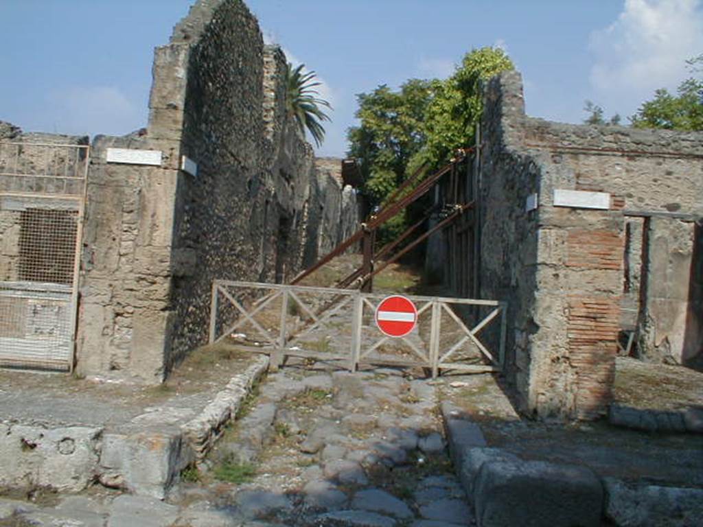 V.4 Pompeii, September 2004. Vicolo dei Gladiatori looking north. V.5.1