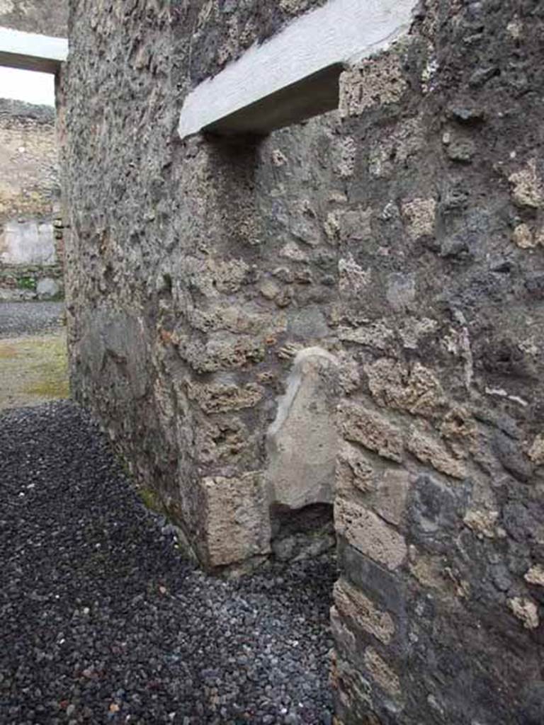 V.5.2 Pompeii. May 2010. Doorway on east side of entrance corridor.
According to Not. Scavi, this doorway led to cubiculum “c”.
See Notizie degli Scavi di Antichità, 1895 p. 150.