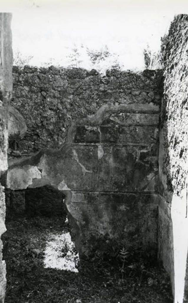 V.5.2 Pompeii. 1972. House without Compluvium, cubiculum “d” with stair right of fauces, S wall. Photo courtesy of Anne Laidlaw. American Academy in Rome, Photographic Archive. Laidlaw collection _P_72_24_30.