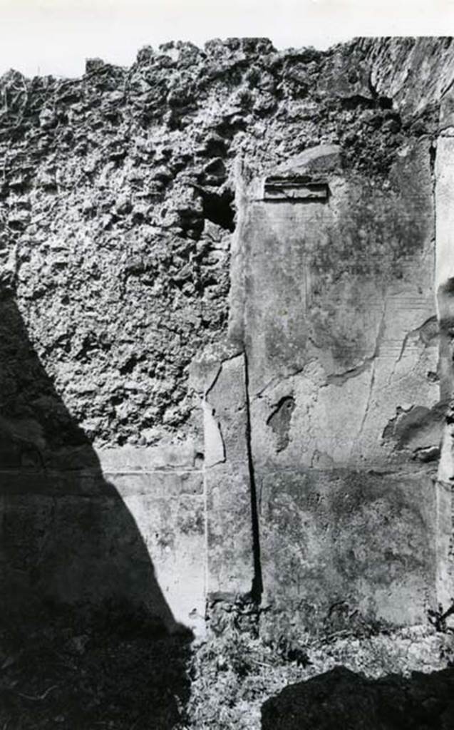 V.5.2 Pompeii. 1972. House without Compluvium, cubiculum “d” with stair right of fauces, W wall. Photo courtesy of Anne Laidlaw. American Academy in Rome, Photographic Archive. Laidlaw collection _P_72_24_29.