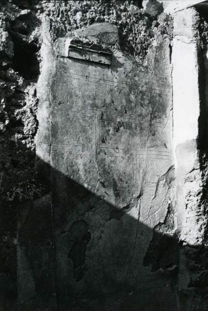 V.5.2 Pompeii. 1975. House without Compluvium, cubiculum “d”, right W wall, incision. Photo courtesy of Anne Laidlaw.
American Academy in Rome, Photographic Archive. Laidlaw collection _P_75_7_24.