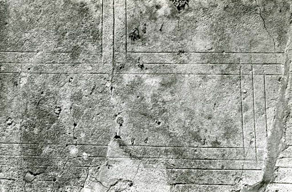 V.5.2 Pompeii. 1972. House without Compluvium, cubiculum “d” with stairwell to right fauces, W wall, detail grooves. Photo courtesy of Anne Laidlaw.
American Academy in Rome, Photographic Archive. Laidlaw collection _P_72_24_32.