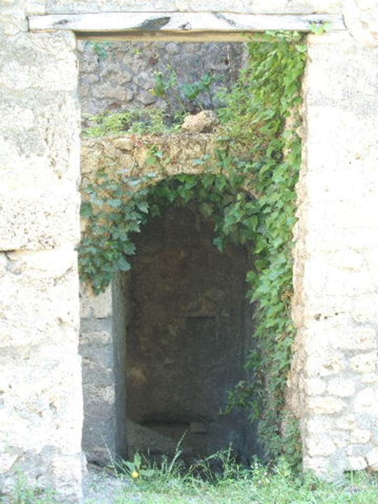 V.5.3 Pompeii. May 2005. Looking east.