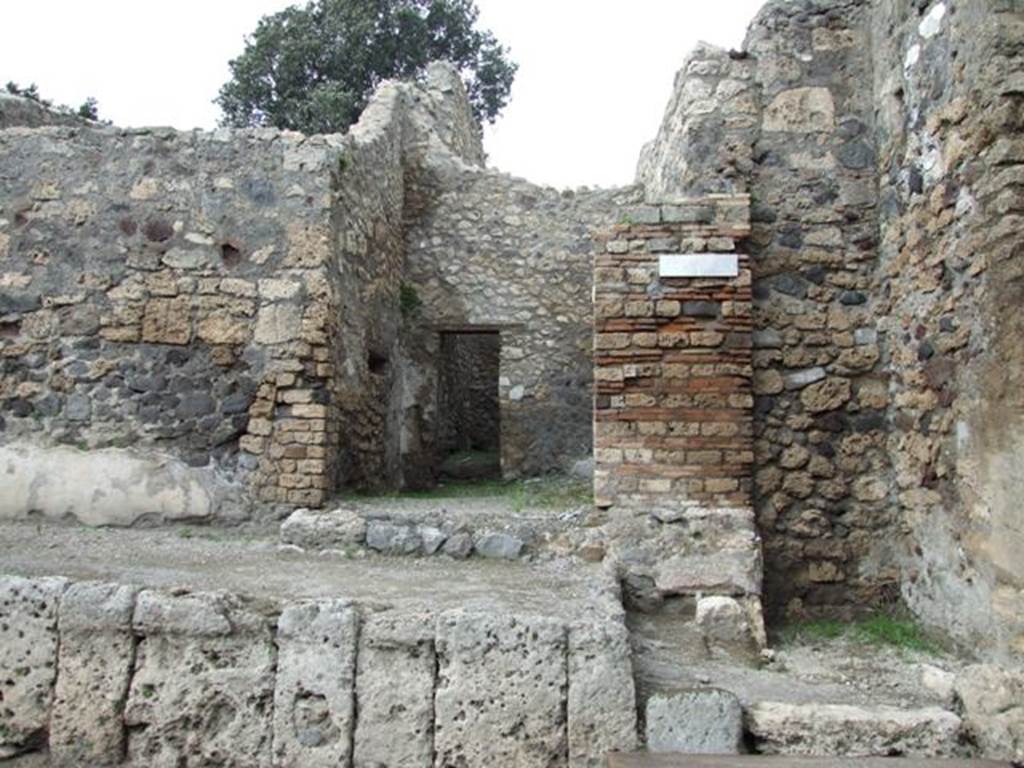 V.5.4 Pompeii. March 2009. Entrance on Via di Nola.