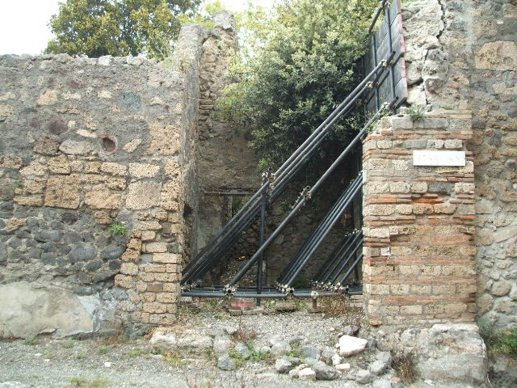 V.5.4 Pompeii. May 2005. Entrance.