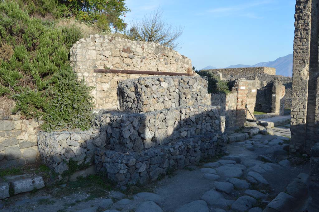 V.6.1 Pompeii. October 2017. Looking south-east from Via del Vesuvio towards wall on north side of entrance doorway.
Foto Taylor Lauritsen, ERC Grant 681269 D�COR.
