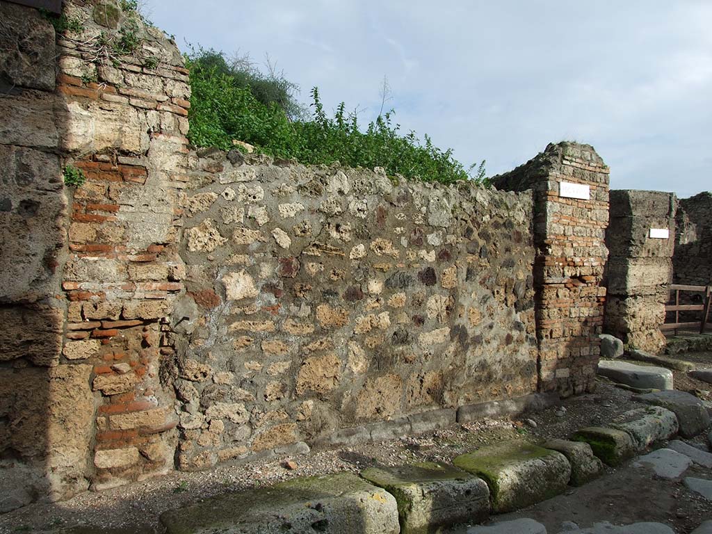 V.6.1 Pompeii. December 2006. Doorway to shop.  
