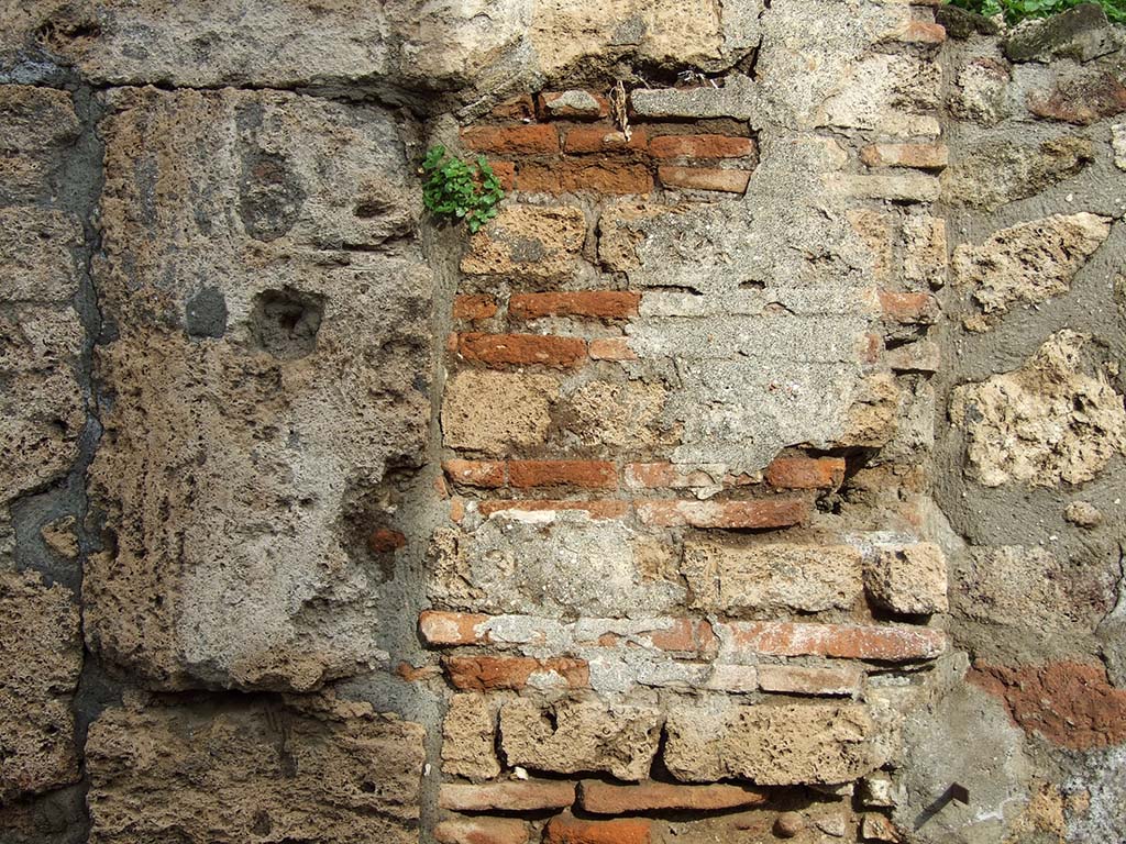 V.6.1 Pompeii. December 2006. Detail of pillar that used to have a painting of Mercury.  
See Fr�hlich, T., 1991, Lararien und Fassadenbilder in den Vesuvst�dten. Mainz: von Zabern.  (F34: p.318).
