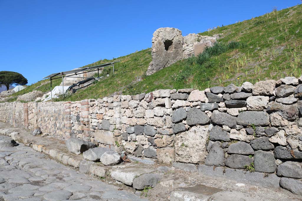 V.6.2, Pompeii. December 2018.
Looking north along east side of Via del Vesuvio, with wide volcanic threshold of doorway, on right. Photo courtesy of Aude Durand
