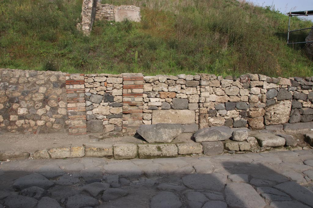 V.6.3 Pompeii. October 2022. Looking towards an entrance doorway on east side of Via del Vesuvio.
Photo courtesy of Klaus Heese.