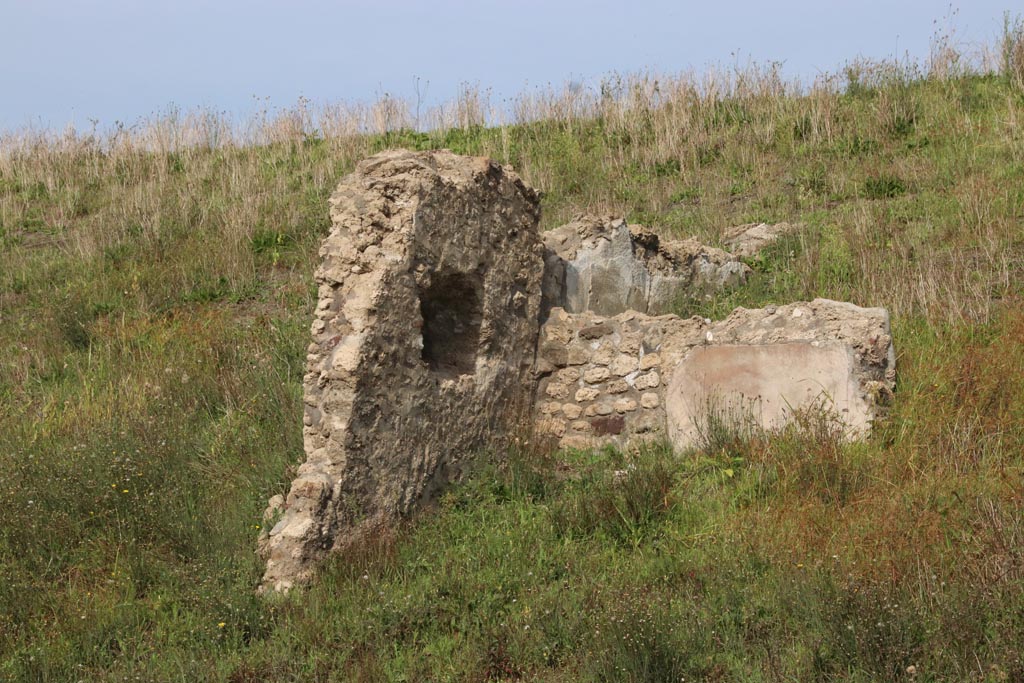 V.6.3 Pompeii. October 2022.
Looking north-east to walls which may have been from an upper floor of this house. Photo courtesy of Klaus Heese.