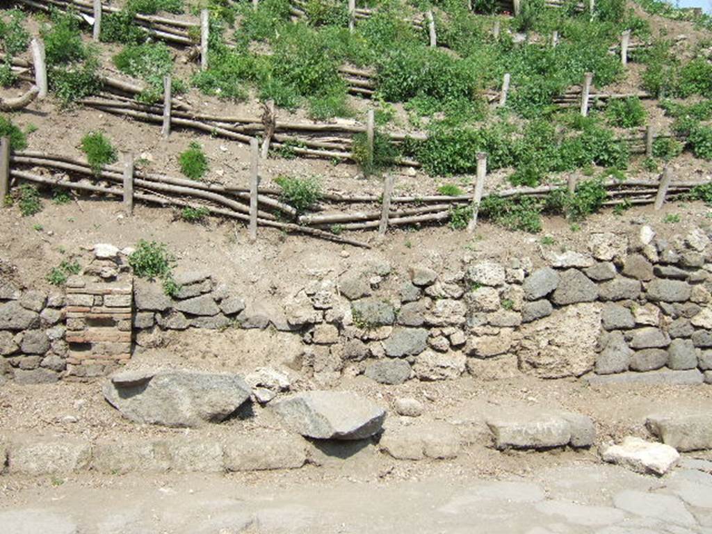 V.6.3 Pompeii. May 2006. Front façade on south side of entrance doorway which can be seen on the left.
The threshold/sill of V.6.2 can be seen on the right