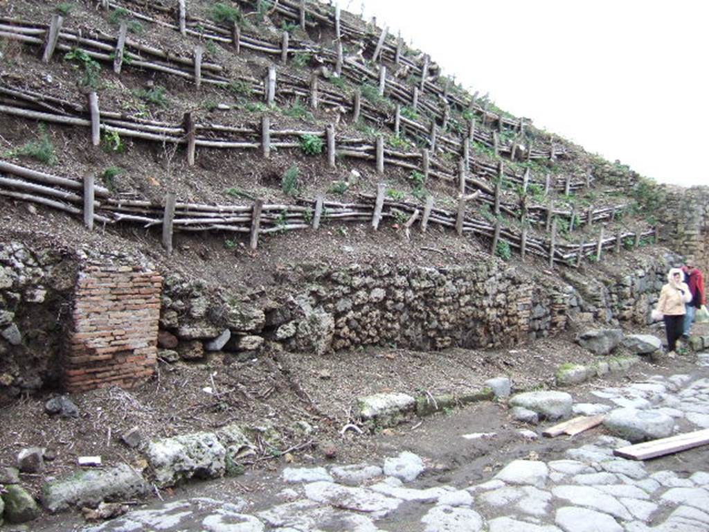 V.6.4 Pompeii, (on left). December 2005.
Unexcavated doorways of east side of Via del Vesuvio, with V.6.3 Pompeii, on right.