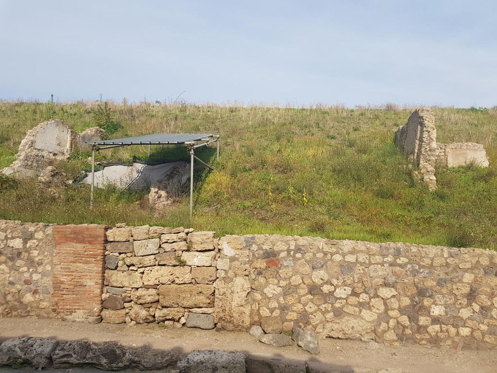 V.6.4 Pompeii. October 2022. Looking east on Via del Vesuvio towards entrance doorway. Photo courtesy of Klaus Heese.