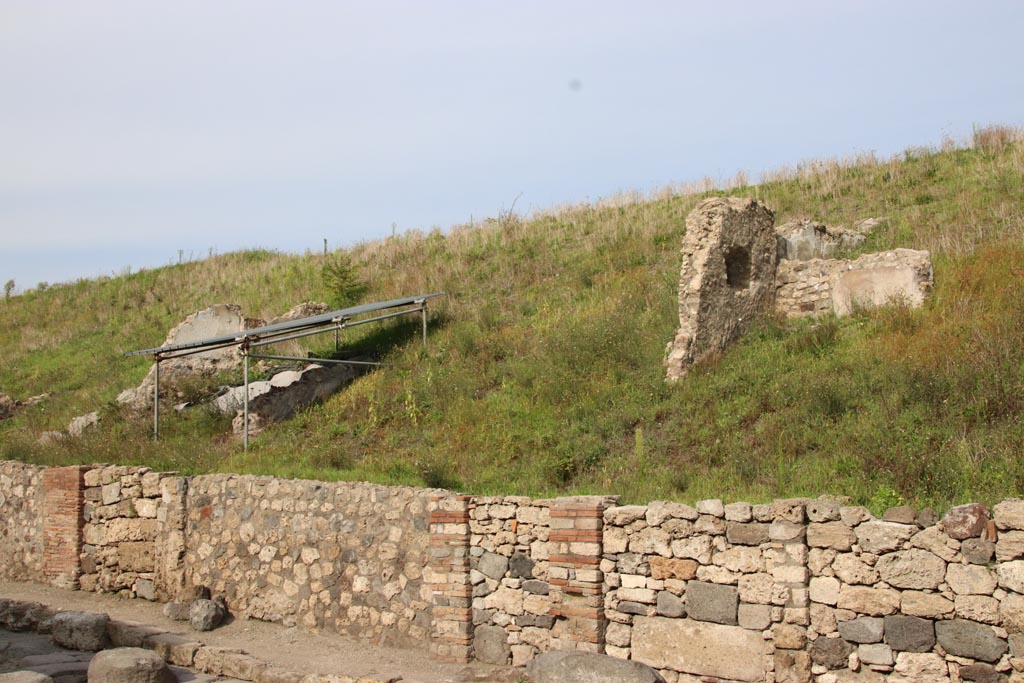 V.6.4, on left, Pompeii. October 2022.
Looking towards entrance doorways on east side of Via del Vesuvio, with V.6.3, on right. Photo courtesy of Klaus Heese.