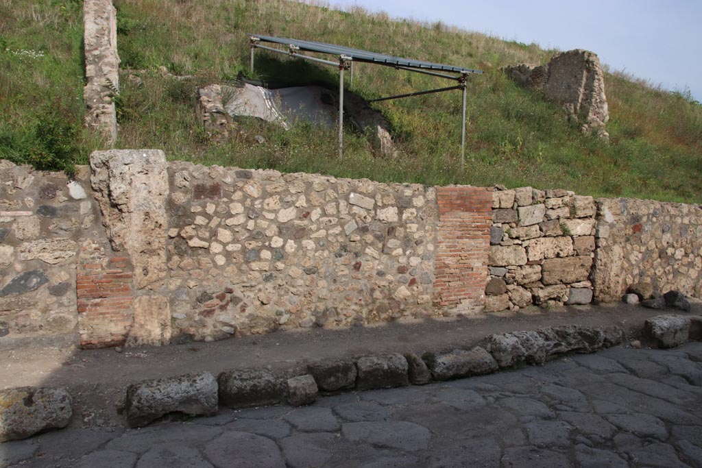 V.6.4 Pompeii. October 2022.
Looking towards wall on north side of entrance doorway, on right. Photo courtesy of Klaus Heese.
