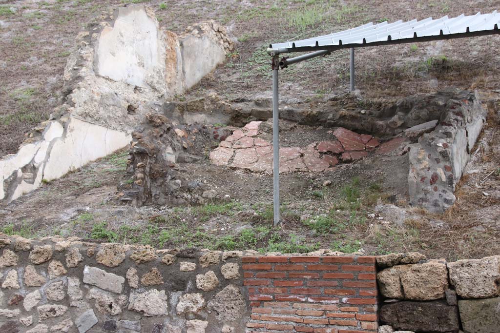 V.6.4 Pompeii, doorway on lower right. October 2020. Photo courtesy of Klaus Heese.
Looking east to a collapsed floor, from an upper room ? On the left are the remaining plastered upper floor walls.