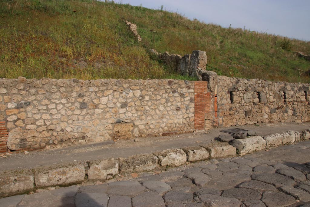 V.6.6 and V.6.5, Pompeii. October 2022. Northern façade on east side of Via del Vesuvio. Photo courtesy of Klaus Heese.
