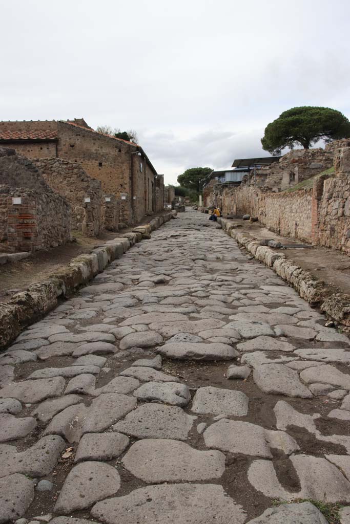 V.6.6 Pompeii, Pompeii. October 2020.
Looking north along east side of Via del Vesuvio. Photo courtesy of Klaus Heese.