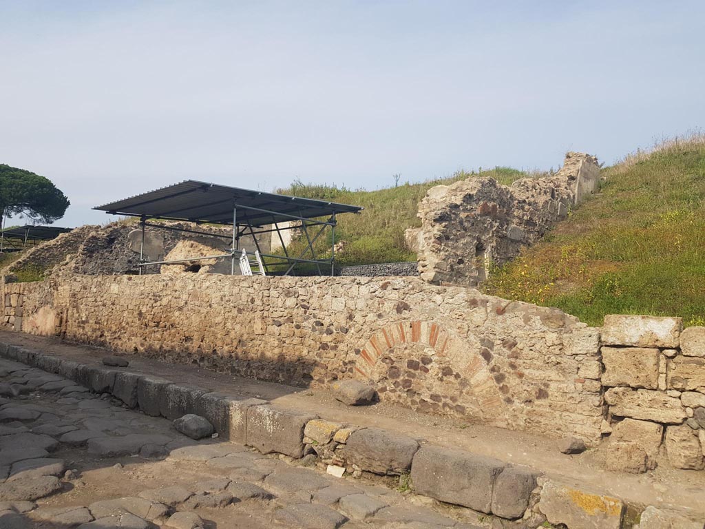 V.6.6 Pompeii. October 2022.
Looking north-east on Via del Vesuvio from north end of front façade with entrance doorway, on right. Photo courtesy of Klaus Heese.